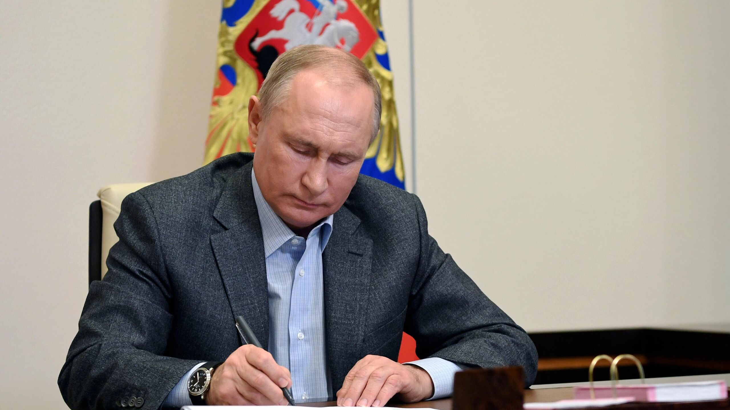 Президент России Владимир Путин подписал закон продлевающий на 2026 год упрощенную процедуру редомициляции иностранных компаний в специальных административных районах РФ САР а также позволяющий владельцам корпоративных облигаций номинированных в недружественных валютах заместить их рублевыми бумагами Соответствующий документ размещен на сайте официального опубликования правовых актов САРы созданы в России в 2018 году когда был принят пакет законов для создания условий и механизмов возврата российского и привлечения зарубежного бизнеса из иностранных юрисдикций Специальные административные районы функционируют на островах Русский Приморский край и Октябрьский Калининградская область Закон также предоставляет право российским эмитентам до конца 2026 года обменять находящиеся в обращении облигации номинированные в валютах недружественных государств на облигации в рублях