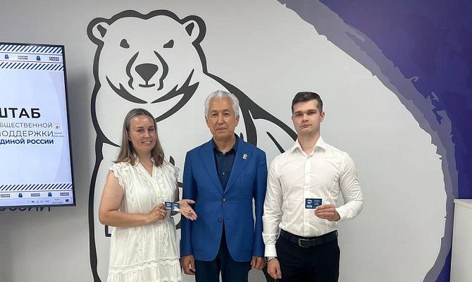 Владимир Васильев вручил партбилеты «Единой России» жителям Твери  Заместитель секретаря Генсовета партии, руководитель фракции «Единая Россия» в Государственной Думе Владимир Васильев вручил партийные билеты жителям Тверской области.   Церемония вручения прошла в тверском Штабе общественной поддержки партии.  Партбилеты вручены командиру корабля ИЛ-76 Станиславу Ворожко и культурологу, художественному руководителю досугового центра «Мир» Дарине Родионовой.   Васильев в ходе церемонии отметил, что сегодня в партию приходят люди с активной жизненной позицией, что «позволит усилить нашу работу по проектам, обозначенным Председателем партии Дмитрием Анатольевичем Медведевым и секретарем Генсовета Владимиров Владимировичем Якушевым».   «Это те проекты, которые утверждены на съезде партии, в первую очередь - народная программа «Единой России», куда вошли более 2 млн пожеланий и наказов избирателей, – сказал лидер думской фракции. – По ряду позиций достигнуты хорошие результаты, в том числе по капремонту школ. Нас это вдохновляет на дальнейшую работу».  По словам Васильева, сегодня перед партией стоят и другие задачи, которые необходимо решать. «Это помощь в воспитании детей, чьи отцы героически погибли, исполнив свой воинский долг - об этом попросили на встрече вдовы и матери погибших участников СВО, – сообщил он. – К этой работе можно привлечь детские дома и школы, в частности Некрасовский детский дом  Тверская область , где созданы семейные комнаты, в которых старшие и младшие ребята живут вместе как одна семья. В свое время нашу инициативу [о создании семейных комнат] поддержали в Министерстве образования РФ и сегодня она успешно реализуется. Такой формат поможет детям участников СВО найти свое достойное место в жизни».  Руководитель фракции отметил, что «профессиональные и человеческие качества новых членов партии помогут воспитать достойное поколение патриотов».