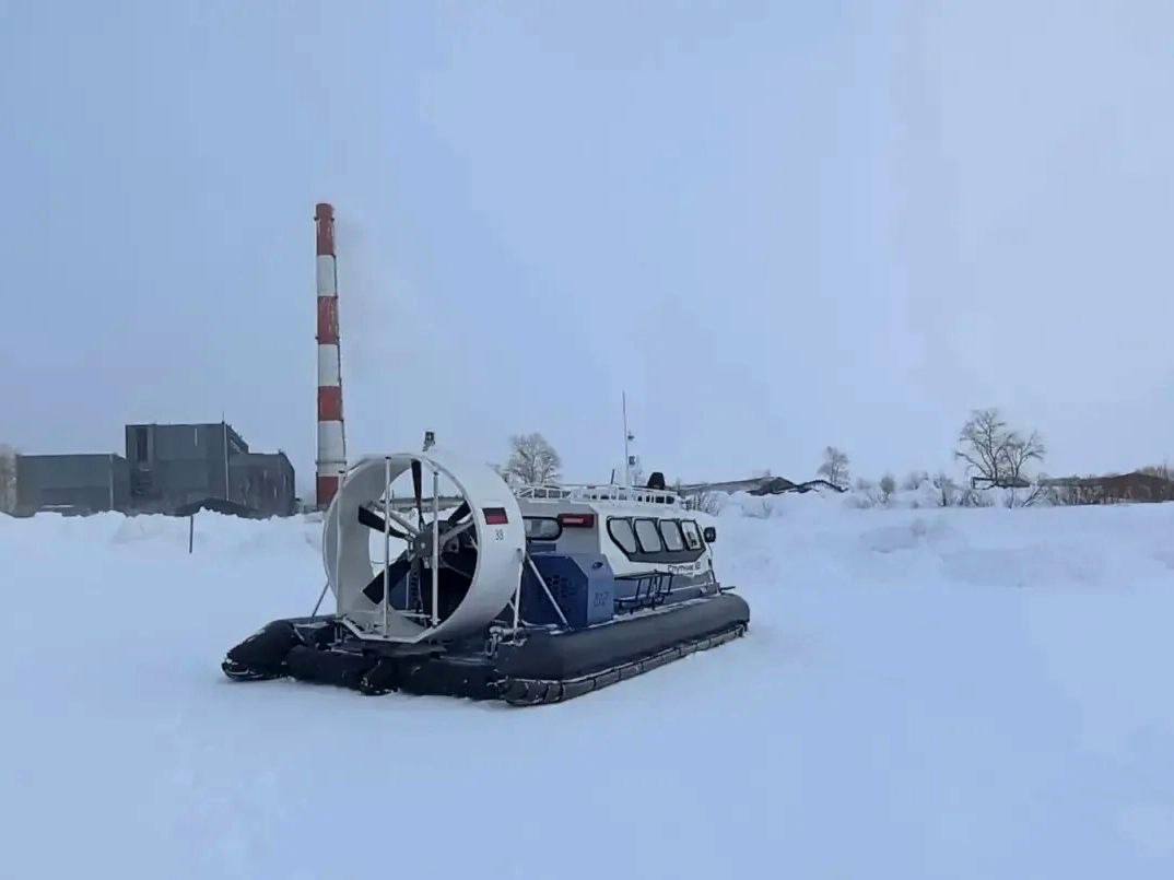 В Николаевске через Амур запустили судно на воздушной подушке Из за приостановки работы ледовой переправы жителей будут перевозить через Амур на судне Спутник 12 Оно курсирует бесплатно по маршруту Николаевск на Амуре село Подгорное ежедневно до 28 января Рейсы выполняются два раза в день в 10 00 и 16 00 Отправление из города в районе ледовой переправы примерно в 50 метрах от шлагбаума Фото nikol adm27 AmurMedia Написать нам AmurMedia в Дзен