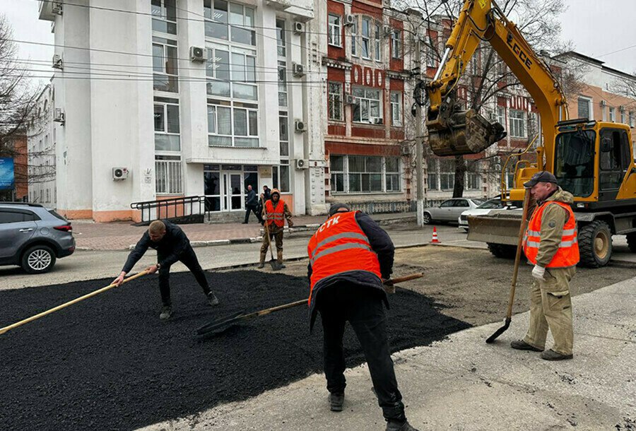Во время прямого эфира мэр Благовещенска Олег Имамеев анонсировал какие участки дорог собираются отремонтировать в городе в 2026 году Обновить планируют несколько благовещенских магистралей Так ремонт ждет улицу Красноармейскую от 50 летия Октября до Калинина улицу Октябрьскую также от 50 летия Октября в сторону Калинина Мы планируем зайти на Загородную Студенческую Достаточно большие планы у нас резюмировал глава города Олег Имамеев также пообещал что проезд до нового ФОКа на набережной Зеи по улице Конной будет открыт весной 2026 года Что касается уже отремонтированных магистралей то не везде до сих пор работает освещение Мэр заверил что этот вопрос находится у него на контроле На контроле стоят вопросы отсутствия освещения на введённых участках Здесь у нас компания СЛС Благовещенск по концессионному соглашению обязана это сделать Работу с ними ведем и в ближайшее время подсветим участки где еще не включены светильники резюмировал Олег Имамеев