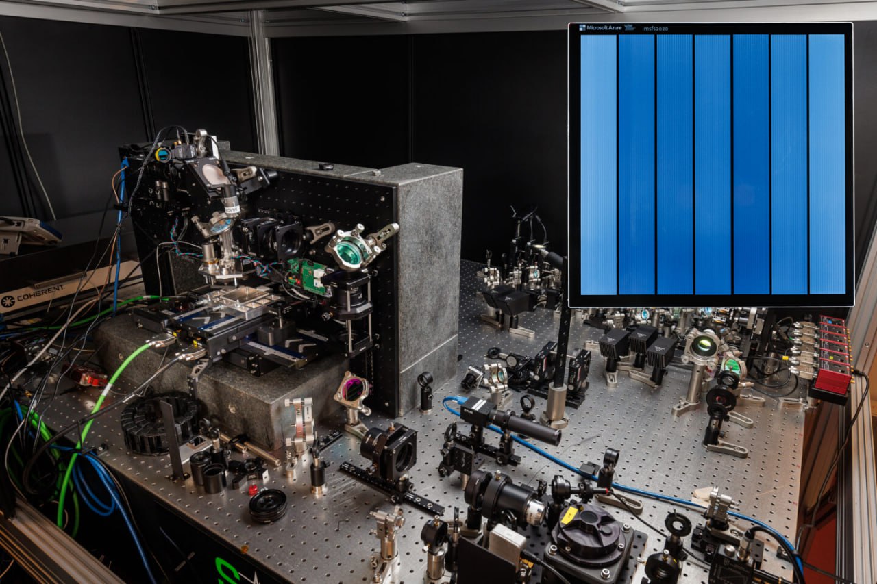 Microsoft разрабатывает стеклянный носитель способный хранить данные 10 000 лет Компания анонсировала систему Silica способную записывать данные на небольшие стеклянные пластины с плотностью более 1 Гбит мм2 Перезаписать информацию нельзя но для архивного хранения это и не требуется Для записи данных травления стекла на микроучастках используются фемтосекундные лазеры Запись данных при помощи четырех лазеров производится со скоростью 66 Мбит с На одной стеклянной пластине 12 12 см можно хранить до 4 84 ТБ данных Для полной записи потребуется более 150 часов Ожидается что в перспективе удастся увеличить как плотность хранения информации так и скорость работы с ней Боросиликатное стекло обладает исключительной долговечностью эксперименты Microsoft по ускоренному старению показывают что данные можно будет считать и через 10 000 лет если хранить накопитель в контролируемых условиях при комнатной температуре Мой Компьютер