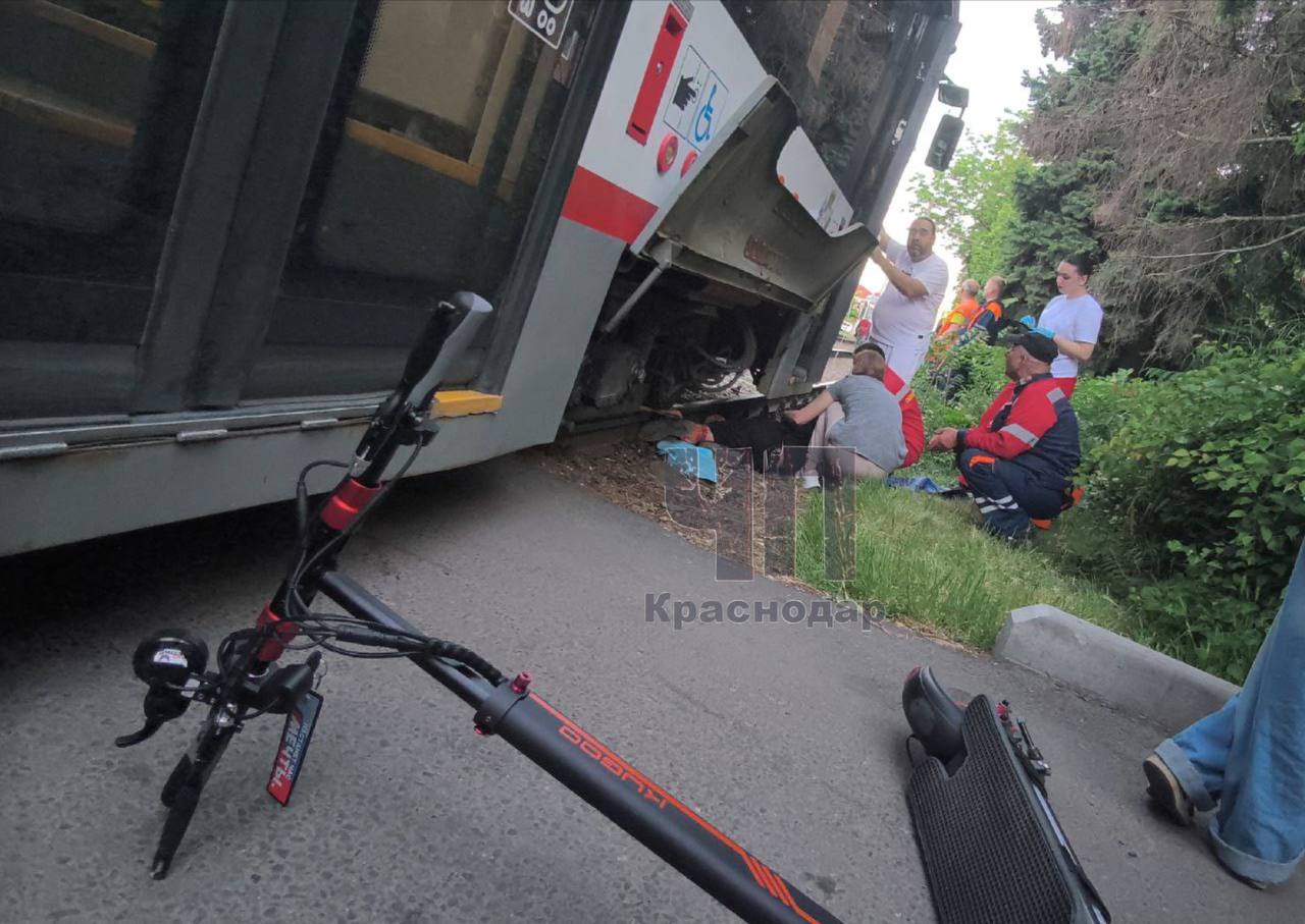 В Краснодаре трамвай снял кожу с ноги самокатчика! Со слов очевидца молодой человек мчал на двухколесном транспорте и в какой-то момент выехал прямо под трамвай на улице Стасова. Вагоновожатый применил экстренное торможение, но наезда избежать не удалось, как минимум с ноги парня трамвай почти полностью снял кожу, по предварительным данным, крупные кости остались целы, сломана лишь стопа.
