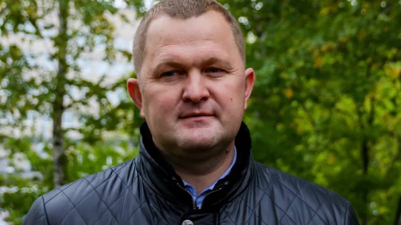 На место уволенной главы Первомайского района Юлии Фроловой пришел чиновник из мэрии Барнаула Максим Сабина Ранее он был главой Центрального района Барнаула Соответствующее распоряжение 5 сентября подписал губернатор Алтайского края Виктор Томенко документ имеется в распоряжении редакции Сабина будет назначен на должность временно исполняющего обязанности главы Первомайского района 26 августа на сессии Собрания депутатов Первомайского района рассмотрели заявление Юлии Фроловой о досрочном прекращении полномочий по собственному желанию Депутаты одобрили это решение которое сразу вступило в силу ТОЛК