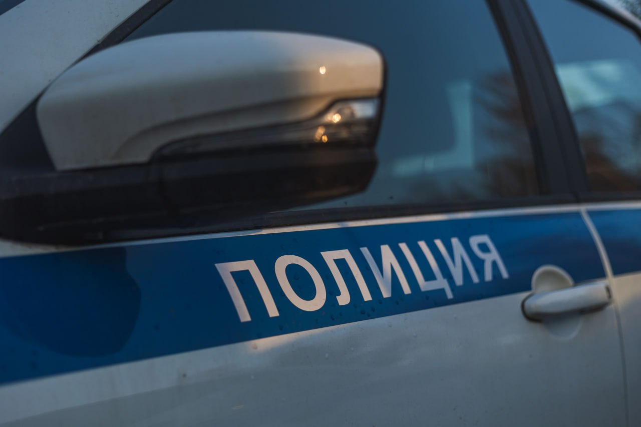 В Волгореченске полицейские установили подростков, которые играли с пламенем Вечного огня Установили личности правонарушителей сотрудники уголовного розыска и ПДН. Ими оказались три местных жителя: два брата 12 лет и их 11-летний приятель. Оказалось, что ребята не понаслышке знают о важности мемориала – в семье есть герои, павшие на полях сражений. Однако знание истории никак не повлияло на род занятий ребят в свободное время. В отделе полиции с юными волгореченцами и их родителями проведена беседа По итогам проведения проверки материалы будут переданы в комиссию по делам несовершеннолетних Стоит отметить, что за неделю это уже второй инцидент, произошедший у Вечного огня в Волгореченске. Тремя днями ранее четвероклассники также играли вблизи мемориала и потушили его залив водой. Руководством ОВД России по г. Волгореченску принято решение усилить патрулирование вблизи мемориала, а также провести с подростками профилактические и патриотические занятия. #мвдкострома #ПДН