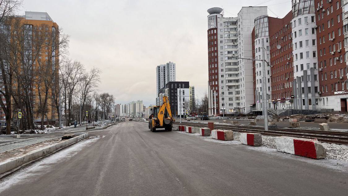 Технический запуск движения по улице Карпинского запланирован на 7 декабря В Перми 7 декабря откроется движение транспорта по улице Карпинского Это техническое открытие движения будут доступны по 2 полосы в каждом направлении Крайние боковые полосы временно будут использоваться для пешеходного движения их отделили от проезжей части бетонными блоками Автобусы начнут движение по улице Карпинского с 8 декабря На первом этапе этот будут маршруты 3 36 и 59 В декабре с ул Малкова на улицы Крисанова и Карпинского перенаправят маршрут 56 следующий от микрорайона Крохалева до станции Пермь I Планируется что в конце декабря по улице начнут курсировать трамваи 11 и 12 До восстановления трамвайного движения продолжит курсировать временный автобусный маршрут 72 Подписаться на Интересную Пермь в ТГ в МАХ