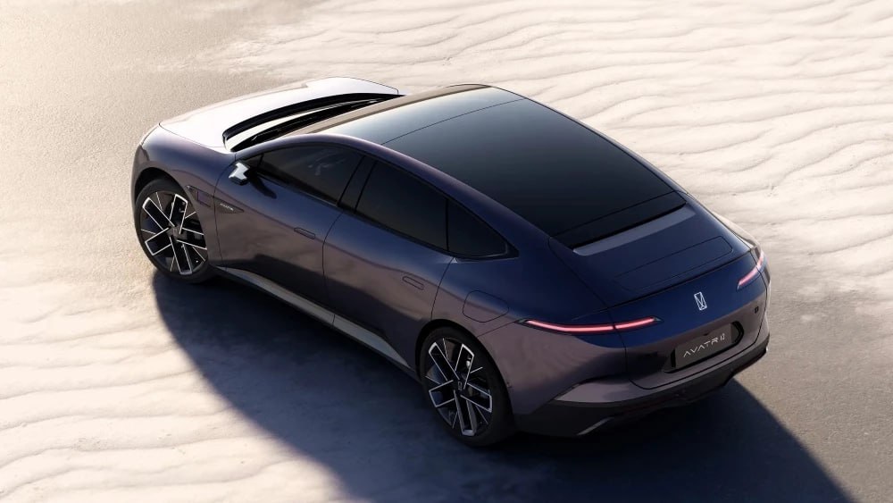 Электрический спортбэк или как его называют в компании гран купе Avatr 12 официально получил в России Одобрение типа транспортного средства и готов к выходу на рынок сообщили в пресс службе марки Уже известно что Avatr 12 будет оснащен в России тяговой батареей емкостью 94 5 кВт ч которая позволяет проехать до 700 км без подзарядки NEDC Ранее в компании обещали раскрыть спецификацию модели и анонсировать цены в октябре avatr