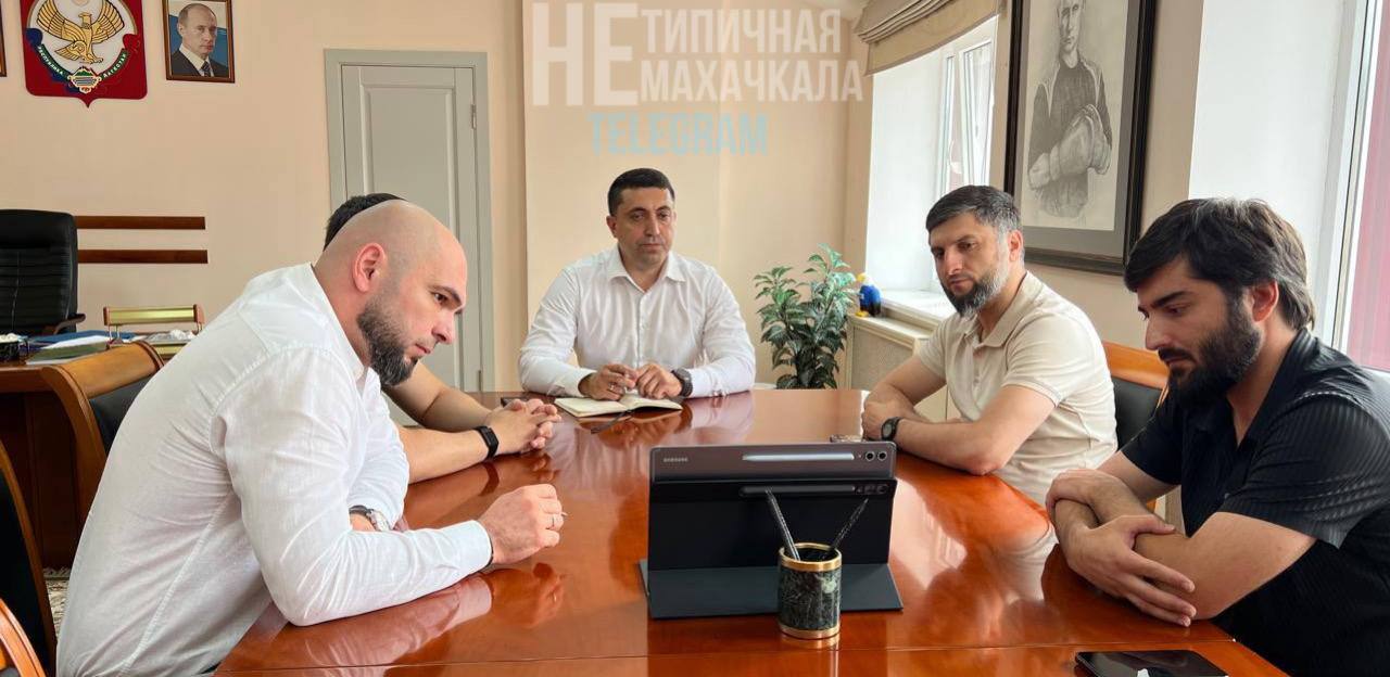 Новое направление где дагестанцы станут мировыми чемпионами в Дагестане появится официальная лига КВН В Махачкале состоялась встреча Минмолодёжи РД с представителем Академии Международного союза КВН Сергеем Васьковым на которой договорились о создании в регионе собственной официальной лиги Это даст командам республики официальный статус возможность участвовать во всероссийских и международных играх и станет фундаментом для развития детского и молодёжного КВН Прислать новость Подписаться
