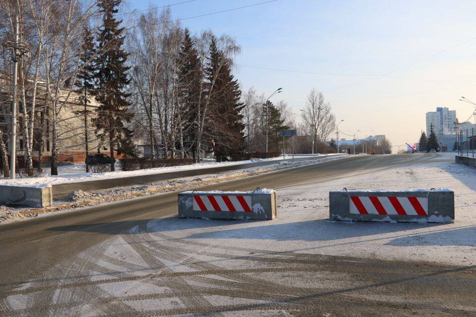 В Барнауле ограничат движение транспорта на площади Сахарова в связи с проведением Всероссийских зимних сельских игр  В связи с проведением XII Всероссийских зимних сельских спортивных игр, которые пройдут в краевой столице и приурочены к празднованию 80-й годовщины Победы в Великой Отечественной войне 1941–1945 годов, будет временно ограничено движение автомобильного транспорта по всей ширине проезжей части проспекта Социалистического — от улицы Молодежной до улицы Мерзликина  площадь Сахарова .     Ограничения будут действовать с 21:00 13 марта до 08:00 16 марта 2025. Это связано с необходимостью обеспечения безопасности участников и зрителей спортивного мероприятия.   Участников дорожного движения просят быть внимательными при проезде указанных участков, по возможности, выбирать заранее маршруты объезда.