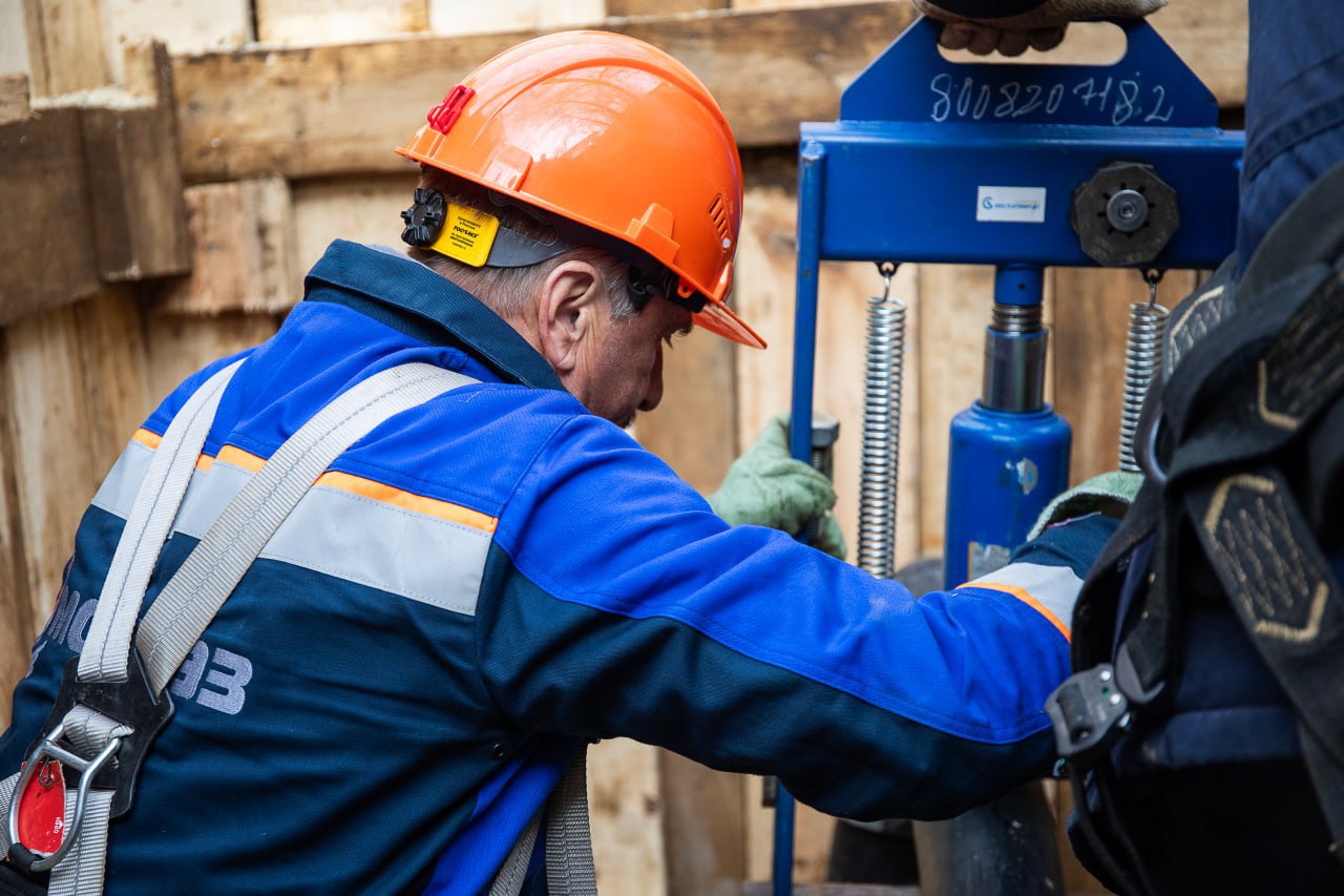 Более 1 8 тыс км газопроводов построено и реконструировано в столице за 15 лет В настоящее время Москва занимает лидирующие позиции среди других регионов по обновлению инженерных коммуникаций Проводимая работа позволяет обеспечивать надежное и безопасное газоснабжение потребителей и планомерно сокращать износ сетей За 15 лет реконструировали свыше 1 1 тыс километров газопроводов и построили более 700 километров рассказал заместитель Мэра Москвы Петр Бирюков Специалисты АО Мосгаз используют комбинированный метод прокладки труб традиционный открытый способ и бестраншейные технологии которые применяются в условиях плотной городской застройки чтобы минимизировать разрытия и не повредить коммуникации Нуждающиеся в обновлении сети выявляем с помощью специальных приборов неразрушающего контроля Они позволяют провести диагностику технического состояния обнаружить коррозионные и другие изменения без нарушения целостности коммуникаций и отключения потребителей При строительстве и реконструкции газопроводов используем материалы и оборудование отечественного производства Продолжается оснащение столичных газовых сетей запорными устройствами с помощью которых при необходимости можно дистанционно перекрыть подачу газа за полторы минуты Больше о событиях Москвы в каналах Мэра Москвы Сергея Собянина и Городское хозяйство Москвы в MAX