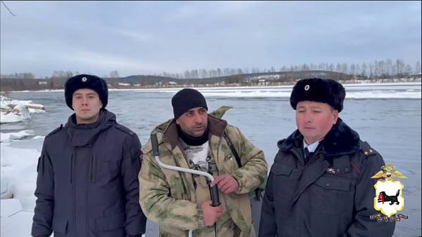 В Иркутской области спасли замерзающего рыбака прямо со льдины Мужчина увлёкся рыбалкой и оказался окружён ледяной водой в метель Он позвонил полицейским и попросил о помощи