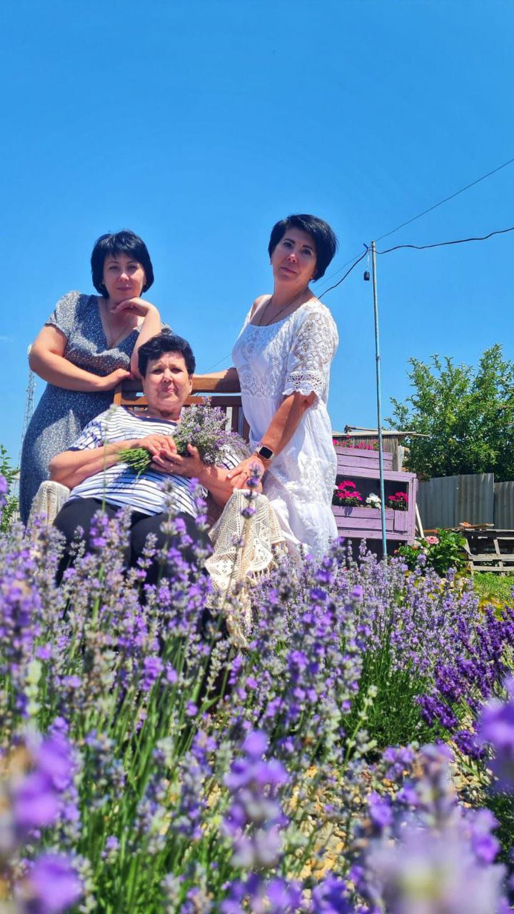 Спецпроект Моя мама лучше всех На фото три мамы но самая главная это наша мамочка на фото в центре Любовь Николаевна Кихтева Её имя говорит всё о ней Наша мамочка добрая справедливая любимая Мамочка мы твои дочери безумно благодарны тебе за всё то что ты для нас делала и продолжаешь делать За поддержку за заботу за любовь за нежность за бессонные ночи за гостеприимство за советы за вкусный чай и за твои самые вкусные пироги пирожки и пряники Мы безумно тебя любим Твои дочери Ю В Соколенко и Н В Шумакова г Ипатово