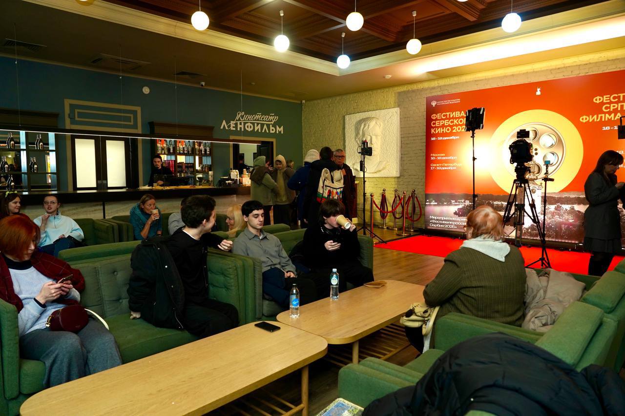 На Ленфильме состоялось торжественное открытие Фестиваля сербского кино Зрителей поприветствовали Оксана Фролова заместитель генерального директора РОСКИНО Иван Прийма председатель Общества русско сербской дружбы при Ассоциации международного сотрудничества Санкт Петербурга и творческая делегация в составе режиссера и оператора постановщика фильма открытия Воля сына Неманья Черанич и Игор Марович После официальных приветственных слов для гостей состоялся премьерный показ фантастического боевика Воля сыновей Подобные мероприятия и в частности картины в которых воплотилась аутентичная балканская душевность глубина и энергия наполняют диалог между нашими странами новыми смыслами и красками   ЛенфильмСегодня