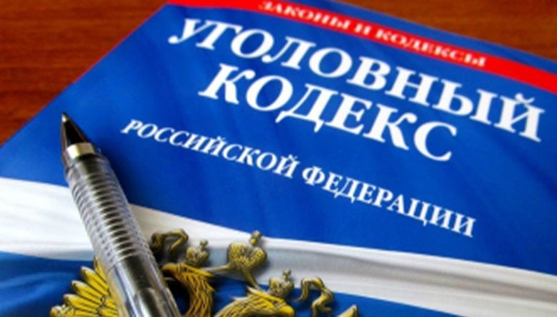 В Тамбовской области экс-начальника отдела образования одного из округов обвиняют в мошенничестве  В Тамбовской области завершили расследование уголовного дела в отношении бывшего начальника отдела образования одного из муниципальных округов. Женщину обвиняют в преступлении по ч. 3 ст. 159 УК РФ  мошенничество .  Следователи выяснили, что с февраля прошлого года по март 2024 года она получила зарплату за совмещение своей должности с работой тьютора в районной школе. При этом по факту рабочие обязанности тьютора она не выполняла. Сумма ущерба, причиненного региональному минобразования, составила более 480 тыс. рублей. Уголовное дело направили для рассмотрения в суд.