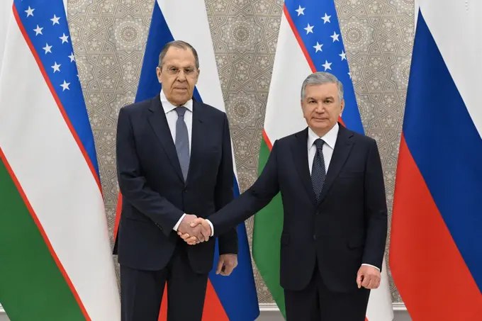 Президент Узбекистана Шавкат Мирзиёев обсудил с министром иностранных дел России Сергеем Лавровым рост товарооборота, превысившего по итогам прошлого года $10 млрд, и инвестиций, а также взаимодействие в области культуры, науки, образования, здравоохранения, спорта и туризма.