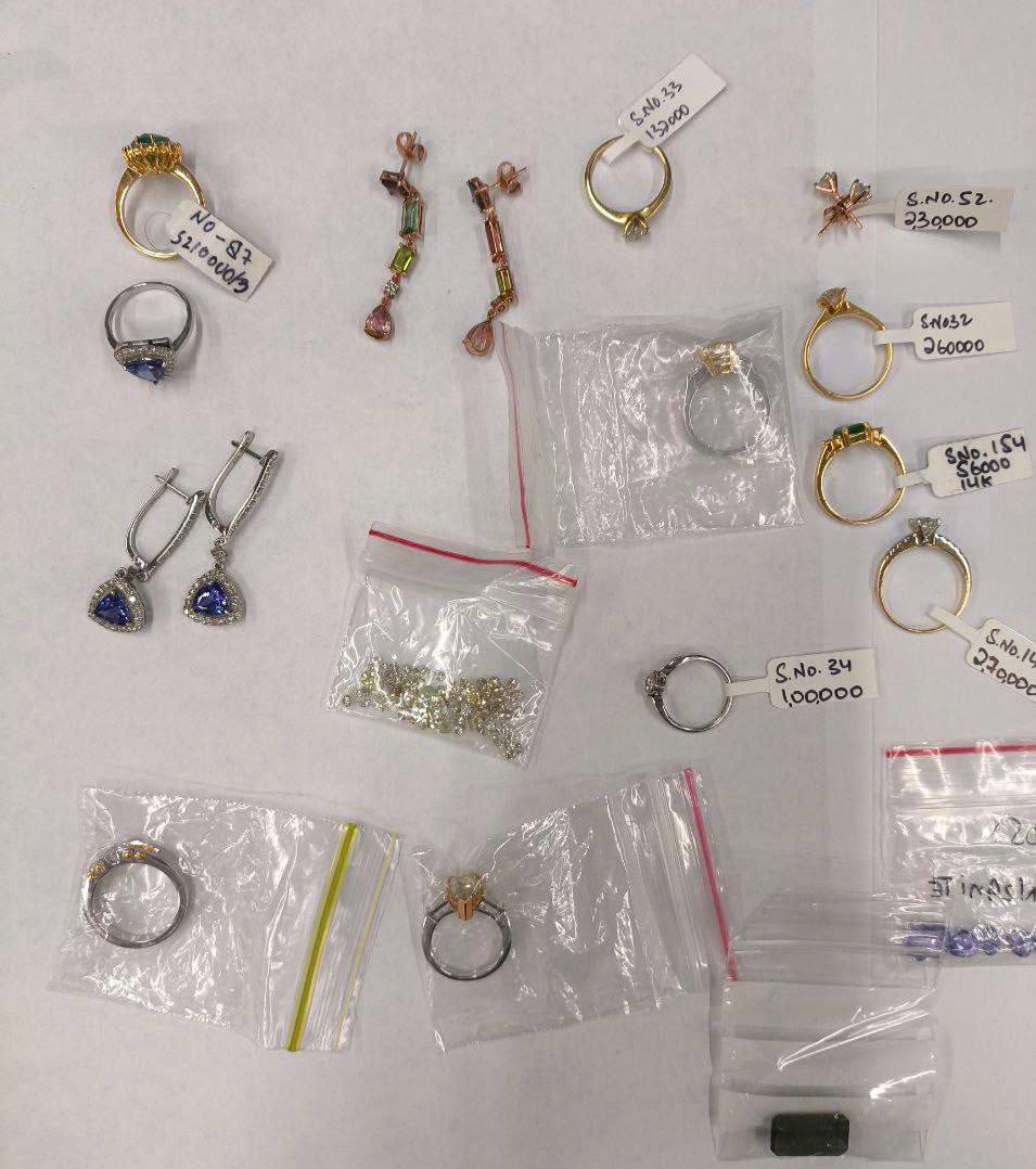 В Шереметьево поймали иностранца с более чем 1000 ювелирных изделий на сумму 9 4 миллиона рублей Пассажир прилетевший из Индии перевозил все украшения в карманах своих брюк На таможне он заявил что везёт подарки для друзей По факту контрабанды стратегически важных ресурсов возбуждено уголовное дело Подпишись на нас в МАХ