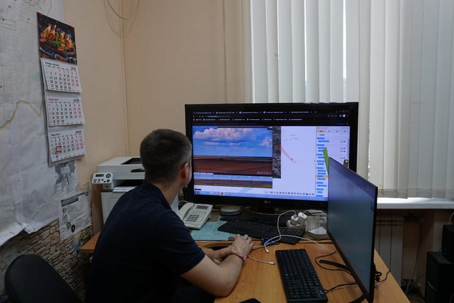 В Волгоградской области вдвое возрастет количество камер для наблюдения за лесами В регионе началась установка еще 29 новых камер видеонаблюдения за пожарной ситуацией. Новое оборудование охватит около 90% всего лесного фонда области. Камеры с программным обеспечением «Пожарный сторож» способны фиксировать очаги возгорания даже на начальной стадии на расстоянии до 20 км. Это позволит оперативно реагировать на возможные возгорания, минимизировать риски лесных пожаров. Оборудование приобретено на средства областного бюджета и предназначено для обеспечения безопасности на территории 16 лесничеств. К концу июня общее количество камер возрастет практически вдвое — до 60 единиц.