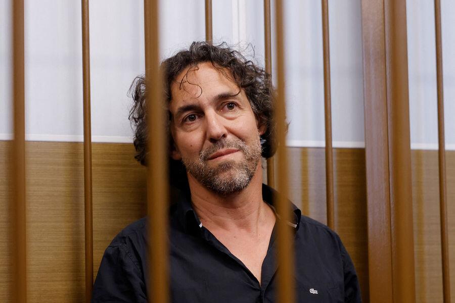 Баскетболиста Касаткина обменяли на подозреваемого в шпионаже и осужденного в России француза Лорана Винатье сообщает ФСБ Он помилован указом президента В октябре прошлого года доктора наук из Франции Лорана Винатье приговорили к трем годам колонии по обвинению в неисполнении обязательств иноагента По данным следствия он целенаправленно собирал сведения в области военной и военно технической деятельности Российской Федерации На совмещенной с прямой линией пресс конференции Итоги года 2025 журналист французского телеканала TF1 Жером Гарро спрашивал у Владимира Путина может ли семья француза надеяться на обмен или помилование со стороны главы государства Президент РФ заявил что не знает о деле гражданина Франции но пообещал узнать о его обстоятельствах Признан в РФ иноагентом Подписывайтесь на BFM И в MAX