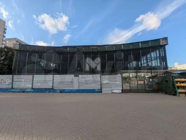 Здание сгоревшего кинотеатра Слава продают на Авито Продавец просит 380 миллионов рублей за здание площадью 3600 квадратных метров на углу Бухарестской улицы и проспекта Славы в Купчине В объявлении сказано что все коммуникации в здании проведены есть круглосуточная охрана но оно требует ремонта О здании С конца 60 х до начала 90 х в здании на Бухарестской находился кинотеатр проходили просветительские и досуговые мероприятия С распадом СССР в Славе вместо кинотеатра заработало казино затем помещение использовали под торговлю и общепит В 2020 году Госстройнадзор выдал собственнику ООО ТК Слава разрешение на строительство на месте бывшего кинотеатра нового многофункционального центра но работы так и не начались В сентябре 2023 года в здании случился большой пожар Из за слухов о грядущем сносе в районных сообществах обсуждали версию об умышленном поджоге с целью освободить участок Бумага рассказывала как менялось бывшее здание кинотеатра на углу Бухарестской улицы и проспекта Славы и чем оно ценно для жителей Купчина Фото Авито Подписывайтесь на Бумагу и предлагайте новости