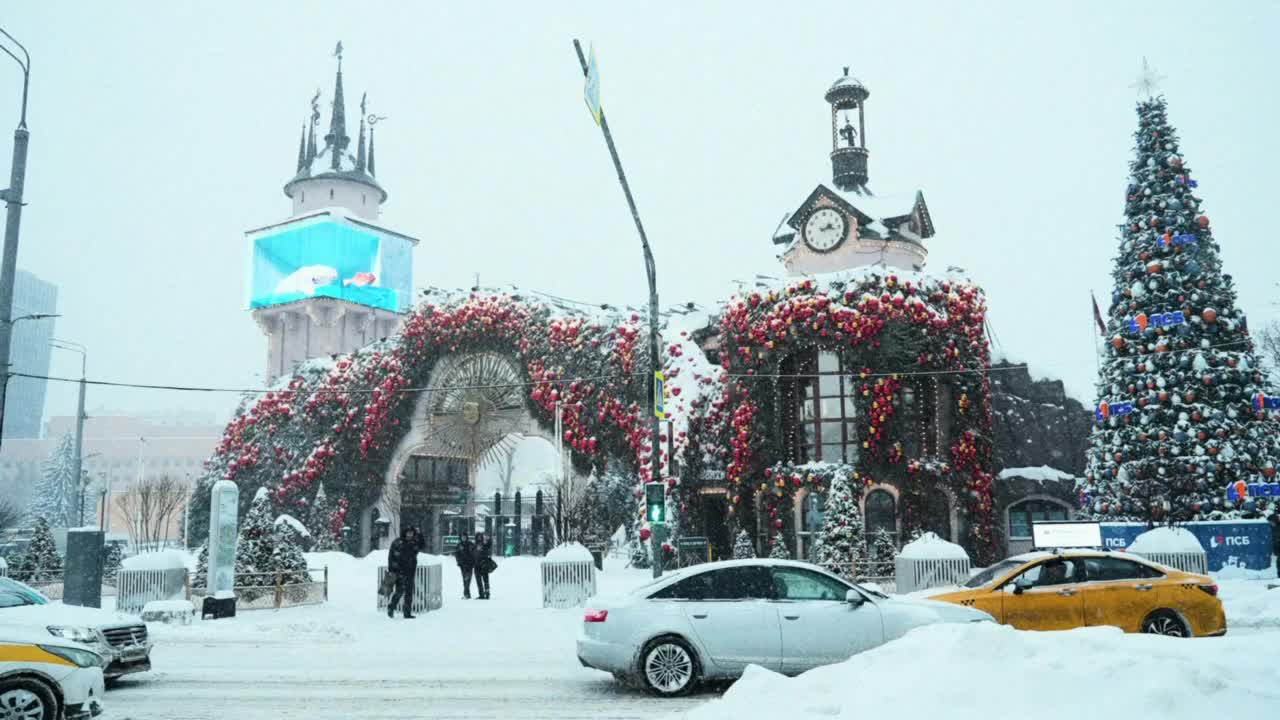 Московский зоопарк преображается в зимнюю сказку: сотрудники устраняют последствия снегопада