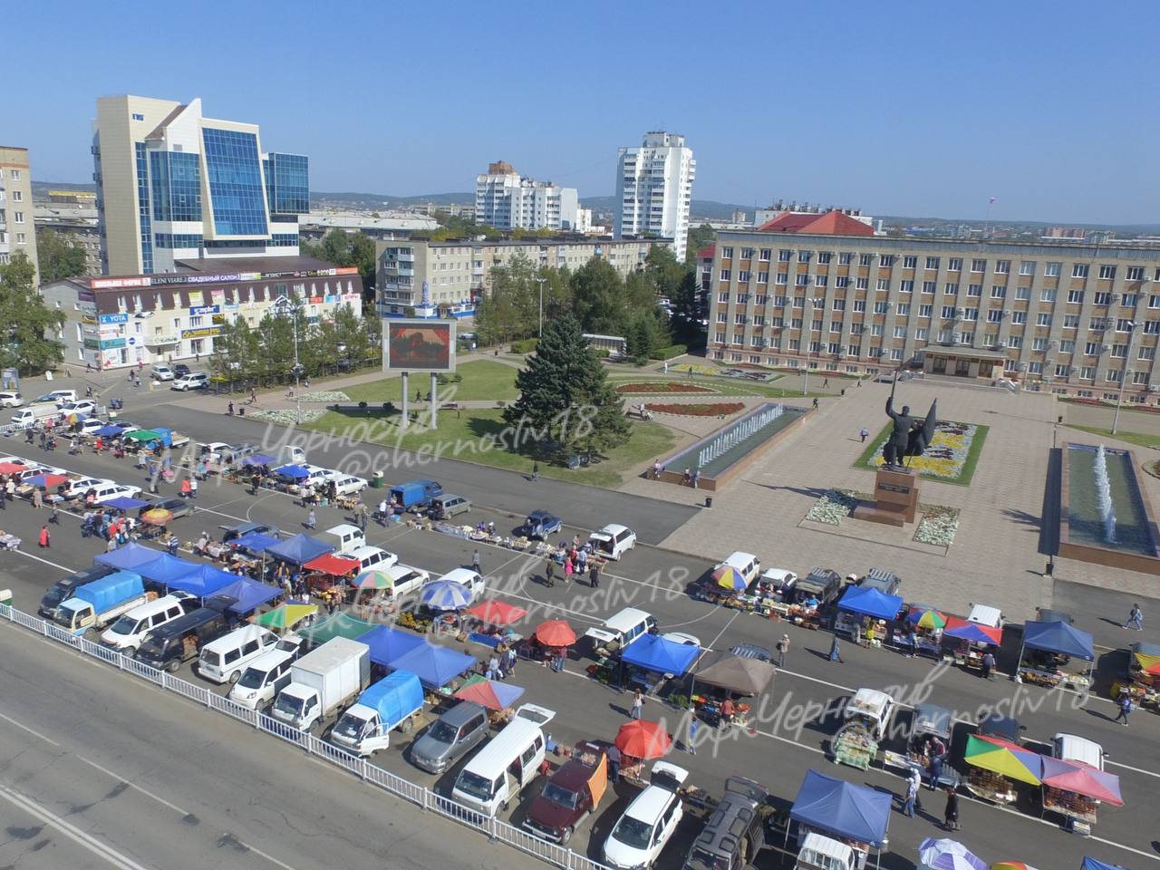 18 и 19 октября на центральной площади состоится сельскохозяйственная ярмарка  Покупателям будет представлена мясная, молочная, рыбная продукция, сезонные овощи, колбасные изделия, хлебобулочные и кондитерские изделия, соленья, дикоросы, а также товары от местных производителей Приморья.  Также вас ждет культурная программа коллективов народного творчества.  Приглашаем вас посетить мероприятие и зарядиться хорошим настроением!   Часы работы ярмарки: с 10:00 до 17:00.  Сообщает администрация Уссурийска     Прислать фото/видео Марку: