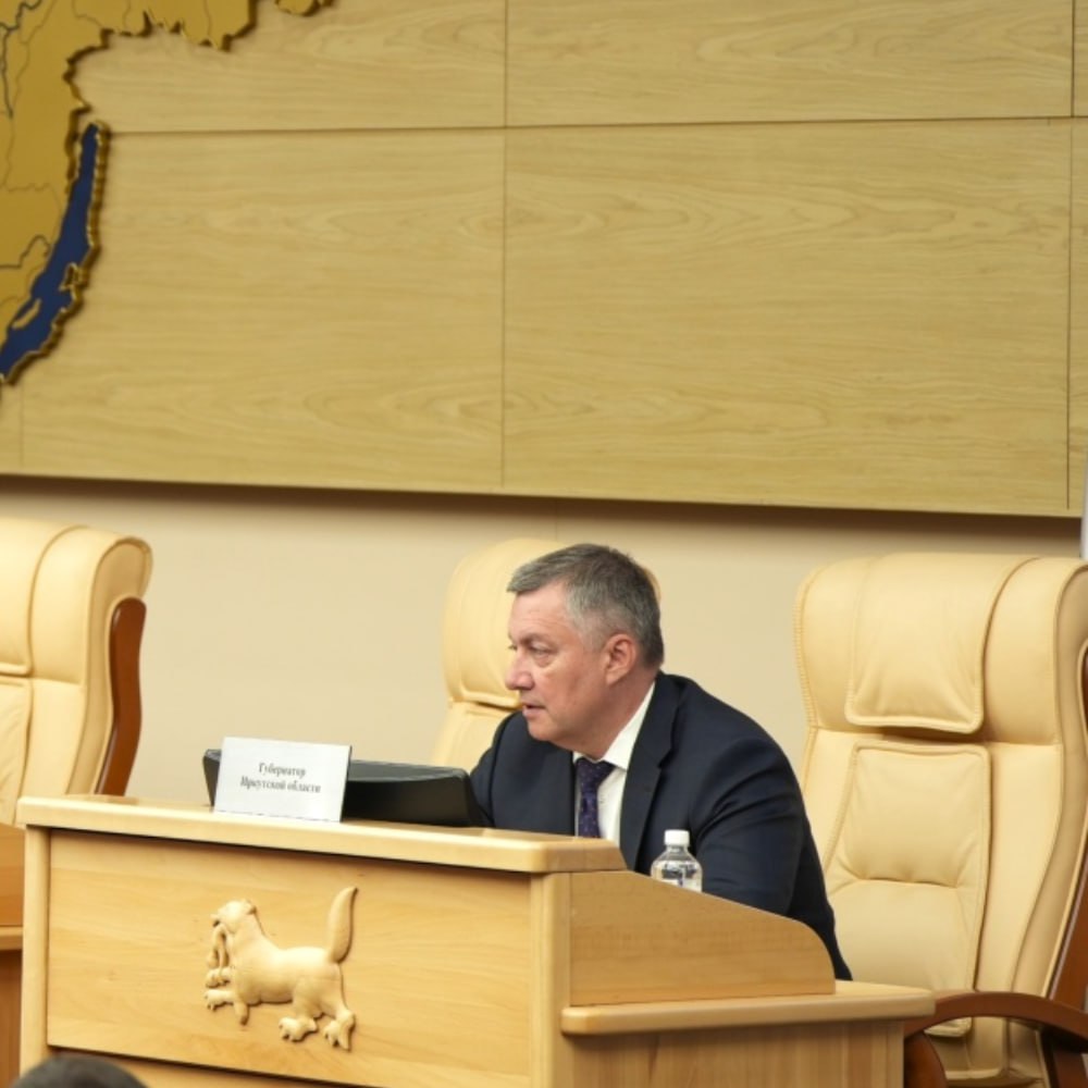 Закон о штрафах для автотранспортных компаний принят в Иркутской области Это касается как городского, так и пригородного сообщения по муниципальным и межмуниципальным маршрутам. – Законопроект подготовлен по просьбам жителей. Они жалуются на то, что плохо ходят автобусы, водители не соблюдают расписание или вообще не выходят на линию, особенно по вечерам, – уточнил Кобзев. Теперь перевозчики должны информировать об изменении стоимости проезда за 15 дней, а также выполнять количество рейсов строго по расписанию, в том числе в позднее время. Закон предусматривает наличие в автобусах устройства для оплаты по «безналу», систему контроля температуры, электронное табло и оборудование для маломобильных пассажиров. За невыполнение установленного количества рейсов перевозчик может быть оштрафован на сумму до 50 тысяч рублей, за работу с неисправным оборудованием – до 15 тысяч рублей. пресс-служба правительства Иркутской области