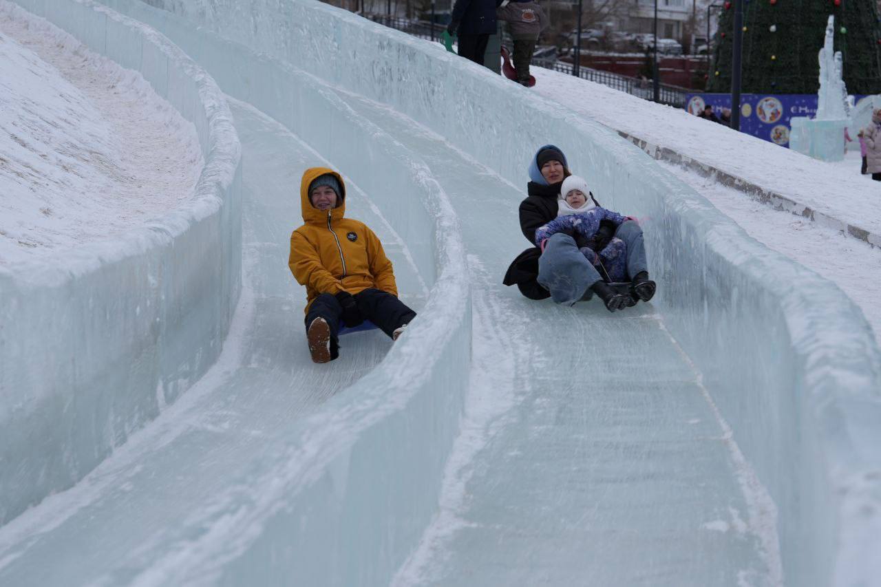 Во всех районах города уже появляются ёлки и ледовые городки По прежнему все действующие горки это аттракционы они сертифицируются в соответствии с государственным стандартом и обслуживаются операторами Просим гостей быть внимательными и соблюдать технику безопасности График работы ледовых горок обязательно опубликуем для вас попозже новыйгод26