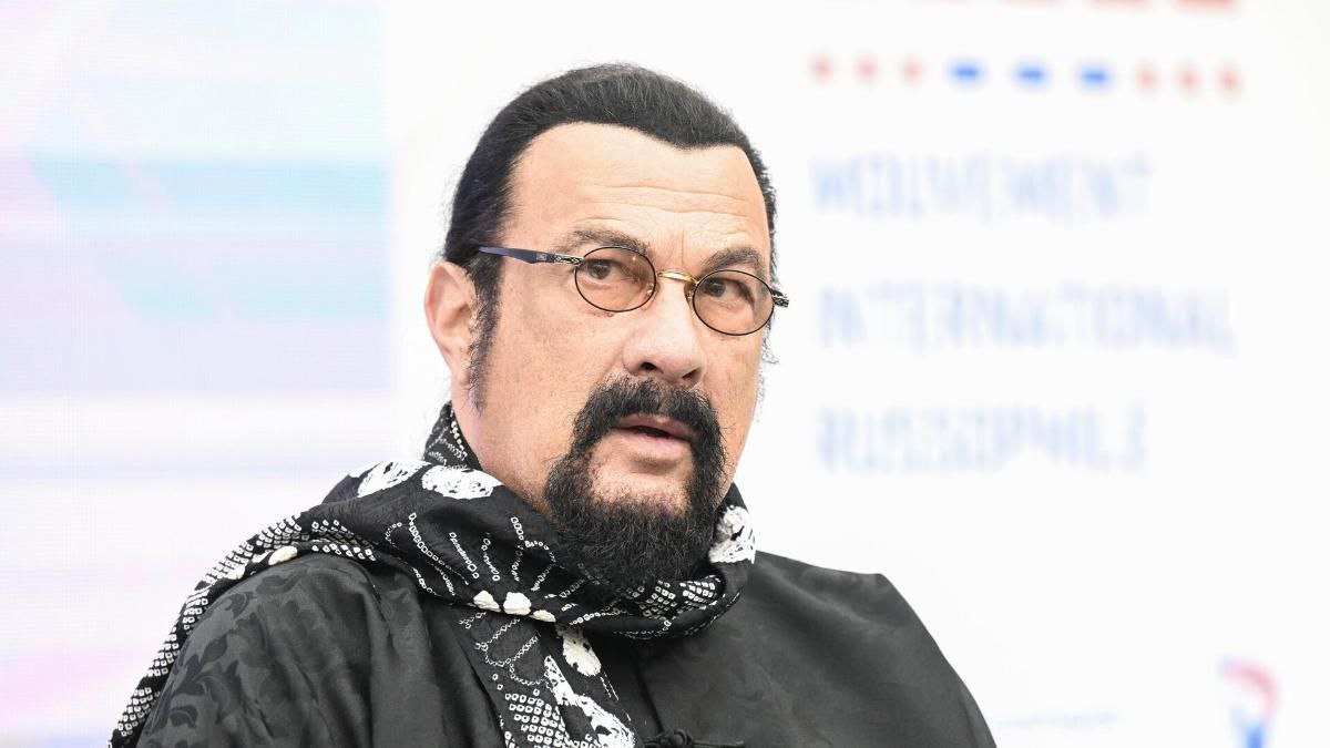 Стивен Сигал сворачивает свой бизнес в России  Американский актер ушел с должности гендиректора ООО «Пять элементов».  Изначально компания принадлежала Сигалу и его сыну, но в апреле перешла под контроль Игоря Качарина. Он связан с гидротехническими проектами в России и за рубежом.   Эксперты связывают уход с санкционными рисками.   Подробнее