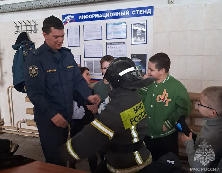 В гостях у огнеборцев Сотрудники 1 пожарно-спасательной части г. Орла провели экскурсию для учащихся Жилинской школы. Школьники познакомились с техникой и оборудованием: примерили каски и боевую одежду огнеборцев; посидели в кабине пожарного автомобиля; попробовали потушить условный пожар. Также узнали, как нужно вести себя при пожаре. Ребята остались в восторге. МЧС России - министерство добра!