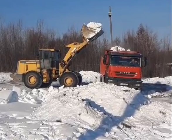В Тынде строят снежные горки для детского зимнего отдыха В северной столице Приамурья начали активную подготовку к зимнему сезону Уже сейчас на центральной площади идёт работа по формированию будущих снежных горок Специальная техника предприятия Чистый город уже свезла более 500 кубометров снега Его получили с горнолыжного спуска Усть Корал Мэр города Сергей Гуляев пояснил что эта снежная масса не для свободного катания Она станет основой для двух новых горок Их построят для детей на территории игровой площадки за памятником строителям БАМа используя естественный склон Совсем скоро у юных тындинцев появятся отличные зимние развлечения прямо в центре города АОТВ Фото t me tynda rf