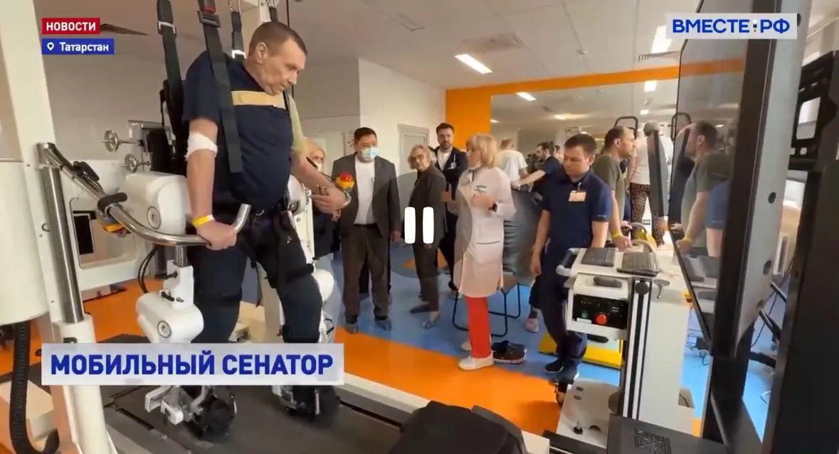 В Казани мобильные сенаторы посетили крупнейшее лечебное учреждение Татарстана городскую клиническую больницу 7 имени Садыкова Клиника одна из наиболее оснащенных в городе и обслуживает более миллиона пациентов в год Сенаторам рассказали о работе единого центра реабилитационной маршрутизации Это служба где операторы направляют пациентов по профилю лечения помогают оформить необходимые документы составить перечень анализов Если в центр обращаются люди из других регионов им подбирают медицинское учреждение по профилю в своем субъекте РФ На высоком уровне в клинической больнице Казани и реабилитация пациентов с нарушениями работы опорно двигательного аппарата после инсульта Подробнее в сюжете Подписывайтесь на Вместе РФ в MAX