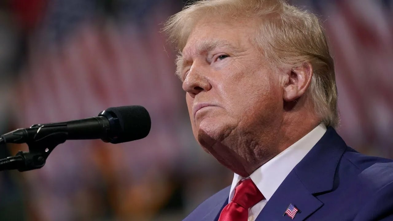 Дональд Трамп: Соединённым Штатам в их нынешнем виде пришёл конец Отказ американских судов содействовать администрации президента в высылке мигрантов противоречит идеям отцов — основателей США. «Как это возможно, что судьи не позволяют США депортировать преступников, включая убийц, прочь из нашей страны, туда, откуда они прибыли? Если такое происходит, то нашей стране, какой мы её знаем, пришёл конец. Американцам придётся свыкнуться с совсем другой, наполненной преступлениями жизнью. Это совсем не то, что основатели имели в виду!» — написал глава Белого дома на своей странице в принадлежащей ему социальной сети Truth Social. Подпишись на «Говорит Москва»