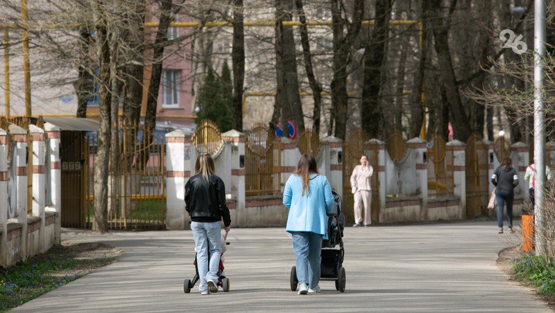 Новые меры поддержки для повышения рождаемости вводят на Ставрополье  До 2027 года на меры поддержки семей и повышение рождаемости в регионе в течение трёх лет направят свыше 1,5 млрд рублей из федерального и краевого бюджетов. Новый краевой закон приняла дума СК.    Группы кратковременного пребывания детей до трёх лет, а также комнаты матери и ребёнка откроют на базе государственных вузов.    Такие же группы присмотра откроют в организациях соцобслуживания.    Появятся пункты проката предметов первой необходимости для новорождённых, где можно будет на время взять коляску, кроватку, пеленальный столик.     Беременные студентки-очницы, ставшие на учёт в медучреждении или по месту расположения вуза или ссуза, смогут получить единовременную выплату — 100 тыс. рублей.    Часть средств направят на помощь страдающим бесплодием по программе ЭКО. Они смогут пройти основные и дополнительные обследования, включая те, которые не предусматривает программа обязательного медицинского страхования.