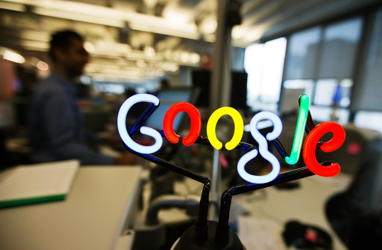 Премия за увольнение IT-гигант Google нашел интересный способ сократить численность персонала – компания буквально платит сотрудникам деньги, чтобы они уволились. Размер выходного пособия не раскрывается, но программа действует с начала 2025 года и достаточно успешно – по такой схеме уволились несколько сотен человек в подразделениях по разработке ОС Android и устройств Pixel. Видимо, эксперимент признан удачным, и его распространили на отдел поиска, рекламы, внутренней инженерной инфраструктуры, исследований и корпоративных коммуникаций. Причина массовых сокращений не столько даже в ИИ, как многие могут подумать хотя и его развитие тоже влияет – все дело в невероятном расширении штата в ковидные годы: если в 2019 в Google числилось 118,9 тыс. человек, то к концу COVID-19 в 2022 их число почти удвоилось – 190,2 тыс. человек ™ СофтТех
