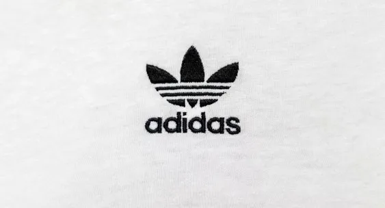 Adidas в России впервые за четыре года зафиксировала прибыль свыше 2 миллиардов рублей По итогам 2025 финансового года российская дочерняя компания Adidas сообщила о достижении рекордных показателей впервые за последние четыре года после возвращения на российский рынок ей удалось выйти в прибыль получив свыше двух миллиардов рублей чистого дохода Кроме того отмечено значительное увеличение выручки она составила 3 9 миллиарда рублей что на 20 больше аналогичных показателей предыдущего периода Компания связывает рост доходов не только с увеличением продаж но и с высокими процентными ставками по банковским депозитам которые обеспечили дополнительный доход