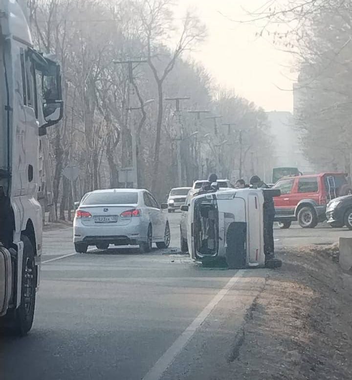 Автомобиль «прилёг» на обочине в Уссурийске   На перекрёстке улиц Ленинградская — Плеханова столкнулись два авто. От удара машина перевернулась на бок. О пострадавших не сообщается.  Фото:      ОТВ.Происшествия