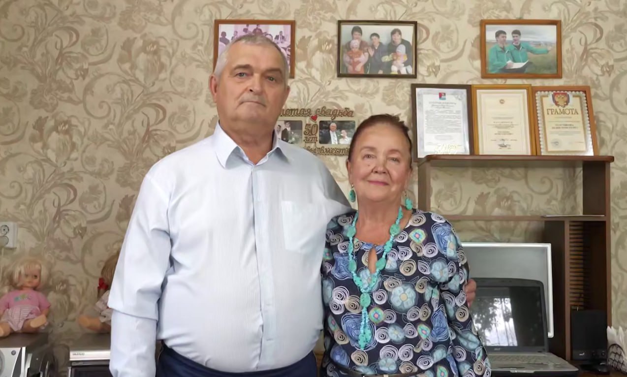 Минниханов: "Семья — наша опора и сила" Сегодня, в День семьи, любви и верности, Рустам Минниханов поздравил жителей Татарстана и показал трогательные истории нескольких семей республики. Толстиковы из Макулова: 50 лет вместе В своём Telegram-канале Раис РТ поделился видео о семье Толстиковых из Верхнеуслонского района. Пётр и Лидия из села Макулово в этом году отметили золотую свадьбу — 50 лет брака! Их история — пример настоящей любви и верности: Познакомились в молодости Вместе преодолели все трудности Создали крепкую семью и воспитали детей "Гордимся каждой семьёй в Татарстане!" — Наши традиции, основанные на уважении и заботе, делают нас сильнее, — написал Минниханов. Глава республики подчеркнул, что поддержка семей — один из главных приоритетов в Татарстане. А как ваша семья отмечает этот праздник? Делитесь в комментариях!