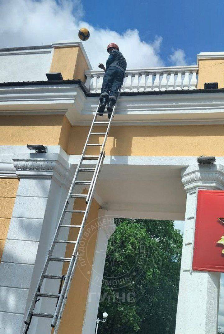 ОБЫЧНЫЙ, РАБОЧИЙ ДЕНЬ ДОБРЫХ ДЕЛ Вчера 27 мая на Красных казармах столичные спасатели сняли полосатого котёнка с дерева. Мама-кошка затащила туда малыша и кормила, но потом исчезла. А он слишком мал, чтобы слезть. Несколько дней сидел на верху, плакал и ждал маму, пока неравнодушные люди не вызвали спасателей. Малыша осмотрели и отвезли к ветеринару – больные глазки. Малыша добрые люди не бросят – ему найдут дом А эта добрая история из Парка Победа. Неделю назад ребята играли там в мяч и случайно закинули его на арку. Каждый день приходили и пытались снять его. Это, кстати, очень опасно без специального оборудования и навыков Ребятам помогли прохожие, позвонили на 101. Спасатели забрались по выдвижной лестнице и через считанные минуты мячик вернулся к ребятам. Пресс-служба ГУпЧС МВД ПМР