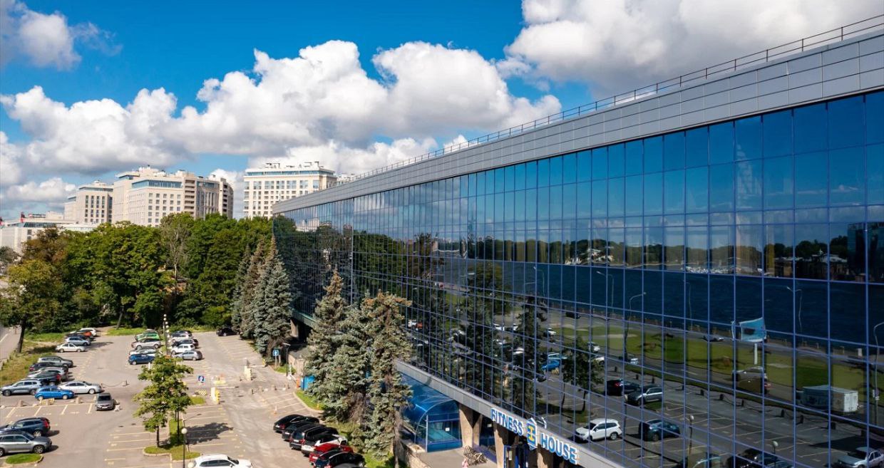 ПСК в марте начнет снос БЦ Акватория на Выборгской набережной ГК ПСК в марте 2026 г планирует начать демонтаж бизнес центра Акватория на Выборгской набережной в Санкт Петербурге На участке где сейчас располагается БЦ группа построит жилой комплекс на 366 квартир Начало строительства запланировано на первую половину 2026 г сообщили в пресс службе ГК Общий объем инвестиций в проект составит 18 1 млрд руб Проектное финансирование предоставлено Сбербанком Разрешение на строительство ранее планировалось получить в 2025 г и в том же году начать застройку площадки Позже сроки сместились в связи с согласованием и разработкой проекта Компания получила разрешение на строительство 12 января 2026 г Высота трех зданий составит до девяти этажей или до 33 м а общая площадь квартир 31 000 кв м Видовыми будут 90 планировок с окнами на воду или сад дачи Головина На последнем этаже будут располагаться пентхаусы Также проект включает подземный паркинг на 370 машино мест Одно из трех зданий предполагает возведение отдельного корпуса под размещение офисов площадью порядка 2500 кв м Общая площадь помещений во всех зданиях составит 71 300 кв м   Подробнее в материале на нашем сайте ПСК Telegram Max