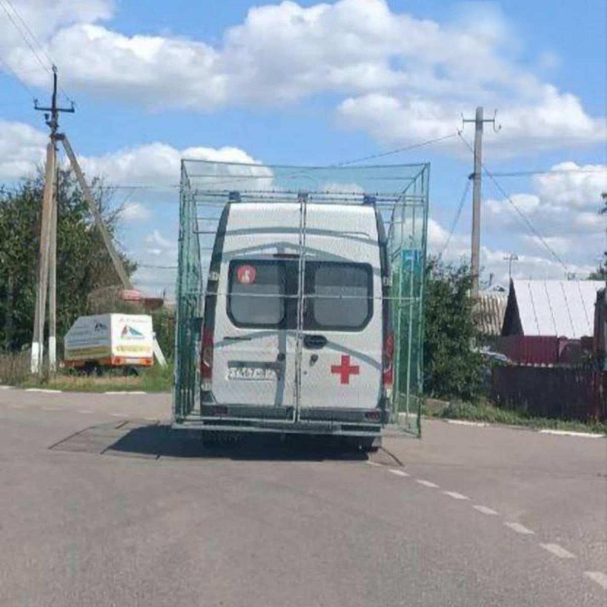 Так выглядят машины скорой помощи в Белгородской области. Теперь на транспорт врачей в регионе ставят сетки для защиты от дронов — раньше их замечали только на военной и сельскохозяйственной технике. Как пишут СМИ, фото сделано в Шебекино Белгородской области, что недалеко от границы с Украиной. В июне губернатор Вячеслав Гладков поручил установить такую защиту на все автомобили скорой помощи в приграничных районах региона, отмечает издание «Подъем». Всего оборудовать сеткой для защиты от дронов планируют более 15 машин скорой помощи , рассказал РИА Новости главврач станции СМП региона Алексей Жиров. Фото: «Подъем», РИА Новости