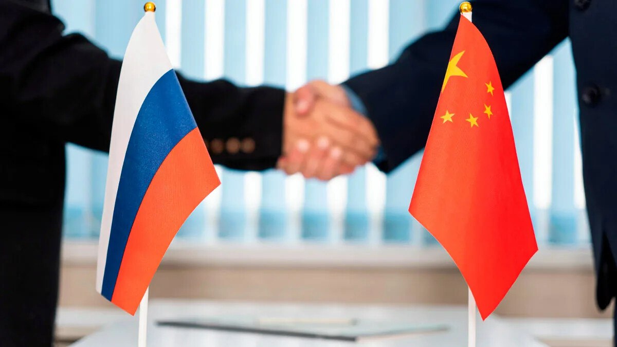 Россия и Китай заключат меморандум о сотрудничестве в сфере здравоохранения Министр здравоохранения России Михаил Мурашко сообщил что Научный центр экспертизы средств медицинского применения Минздрава РФ и Национальный институт по контролю продуктов питания и лекарственных средств КНР завершили совместную работу по итогам которой будет подписан меморандум о сотрудничестве Документ планируется заключить в конце ноября 2025 года На сегодняшний день в России зарегистрировано более 100 лекарственных препаратов из Китая свыше 600 субстанций китайского производства и более 3 5 тысячи медицинских изделий The Moscow Post