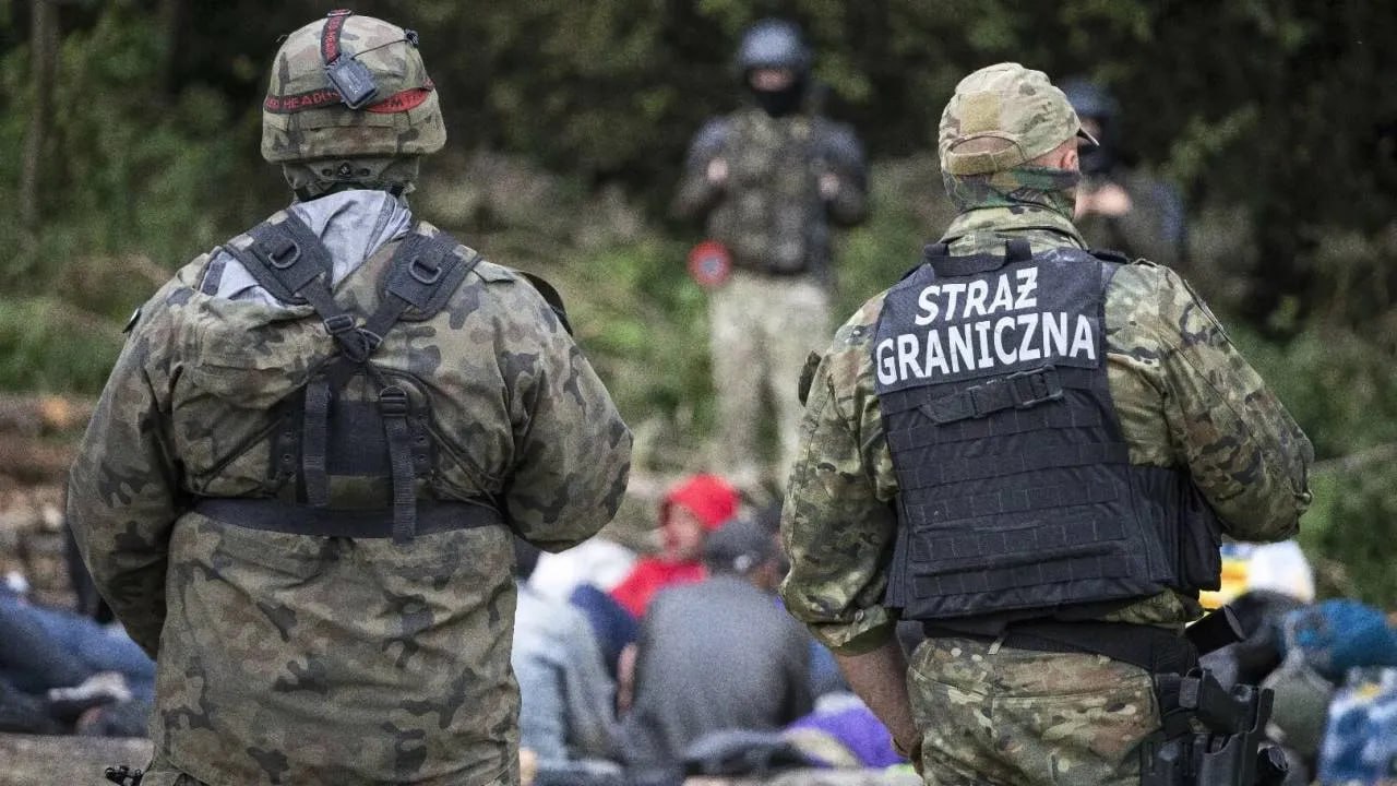 Польские пограничники бунтуют: на границе с Германией их обязали впускать мигрантов Пограничники в Зеленой Гуре граница с Германией протестуют против приказов принимать беженцев от немецких властей, заявляя, что они фактически легализуют их пребывание в Польше. Тем временем на границе с Беларусью царит полная противоположность: поляки силой вытесняют беженцев через «калитки для животных». Двойные стандарты налицо: для ЕС — «открытые двери», для Беларуси — жёсткие задержания и насильственные выдворения. А вообще, не удивлюсь, если среди вытесненных в Беларусь беженцев могут быть и те, кого немцы передали полякам. #граница #беженцы #Польша