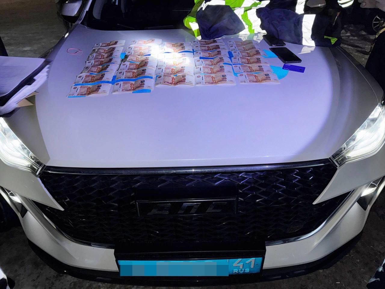 ФСБ опубликовала видео задержания двух инспекторов ДПС на Камчатке Гаишники взяли 160 тысяч рублей у водителя перевозившего партию красной икры угрожая изъятием груза Правонарушителей взяли с поличным в Елизово Им грозит до 12 лет лишения свободы Подписаться Предложка Чат