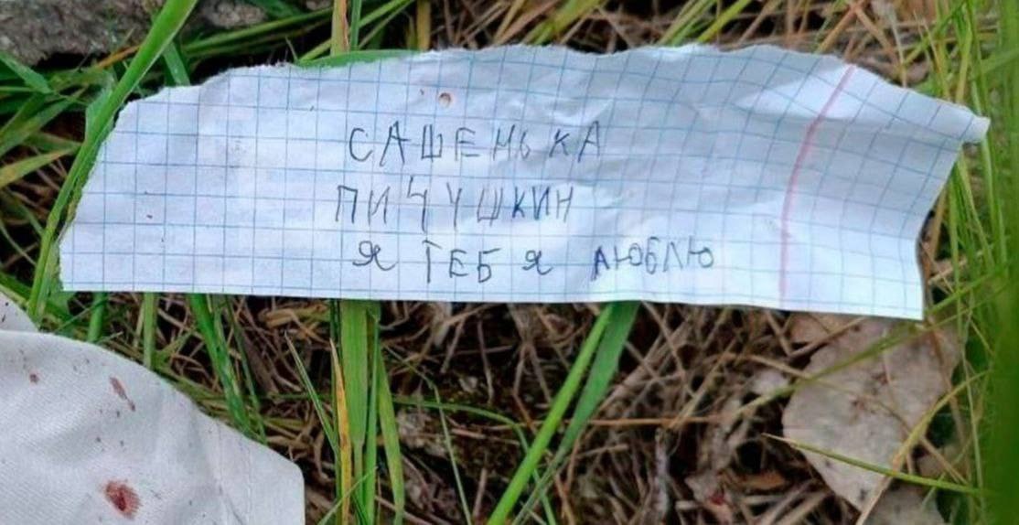 Юная фанатка «Битцевского маньяка» показала, как забила свою жертву. На кадрах видно, что во время следственного эксперимента 14-летняя девочка вела себя спокойно и хладнокровно. Как сообщают СМИ, подросток состояла на учете у психиатра. Напомним, все произошло в запорожском Бердянске, где на пустыре нашли тело семилетней девочки. В убийстве подозревают подражавшую известному маньяку школьницу. Сейчас СК проверяет слова подозреваемой о других жертвах. Подписаться Прислать новость Буст