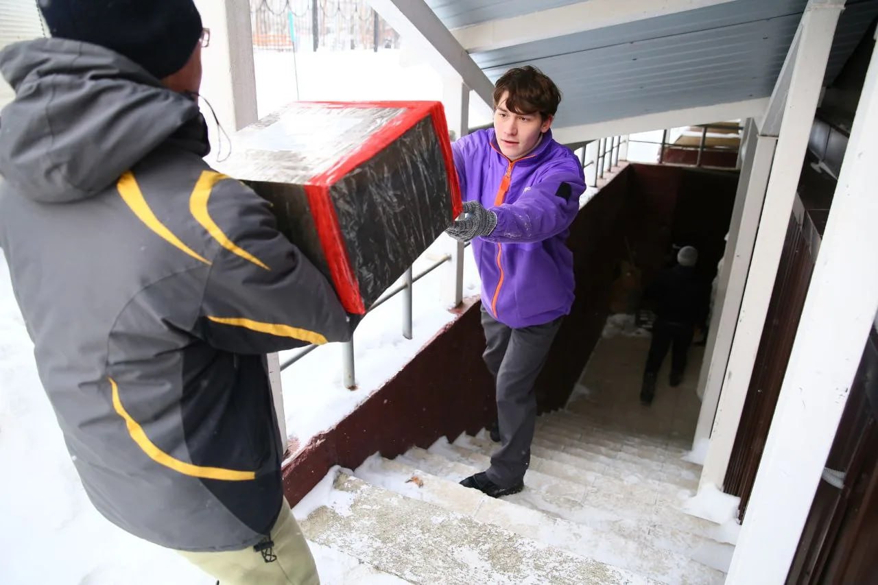 Первую в 2026 году партию гуманитарного груза готовят к отправке с Сахалина в зону СВО Островные военнослужащие получат личные посылки от семей и коллективные грузы от общественных организаций школ ветеранских клубов в том числе от серебряных волонтеров Сахалинской области Туда вошли теплые вязаные вещи средства гигиены запчасти зимняя резина а также гостинцы и детские письма   В сборе и погрузке посылок приняли участие студенты и волонтеры Груз будет доставлен в пункт назначения специальным бортом Далее активисты гуманитарного центра в донецком Шахтерске рассортируют посылки для оперативной передачи военнослужащим Фото агентство по делам молодежи Сахалинской области   SakhalinMedia в       подпишись 18