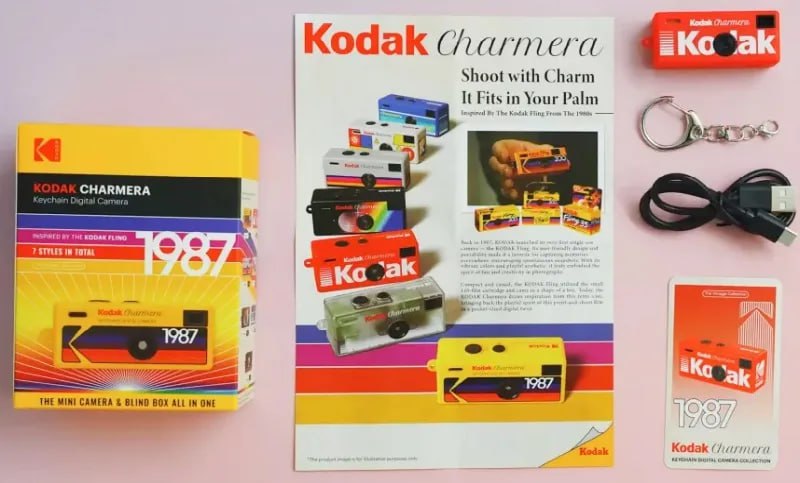 Спасаясь от банкротства Kodak выпустила 30 граммовую 30 долларовую ностальгическую фотокамеру Charmerа Её продают по схеме Лабубу гаджеты имеют семь вариантов дизайна и продаются в слепых коробках В августе компания заявила что долговые обязательства ставят под угрозу её 133 летнее существование Мой Компьютер