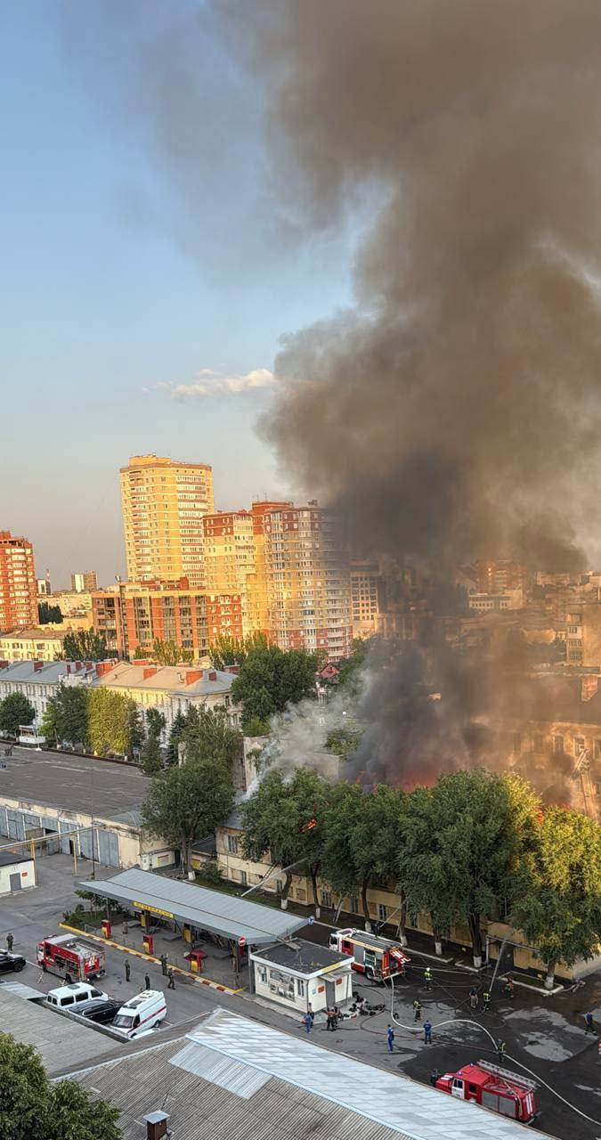 В Ростове-на-Дону загорелись постройки, предположительно принадлежащие воинской части Очевидцы сообщают о крупном пожаре на перекрёстке проспекта Соколова и улицы Красноармейской. По предварительной информации, возгорание произошло в хозяйственных зданиях, связанных с воинской частью. В сети публикуются видео с места происшествия. Подробности уточняются. При этом Министерство обороны не сообщало о сбитых в регионе БПЛА. #ростов_на_дону Подписаться Помочь RusNews