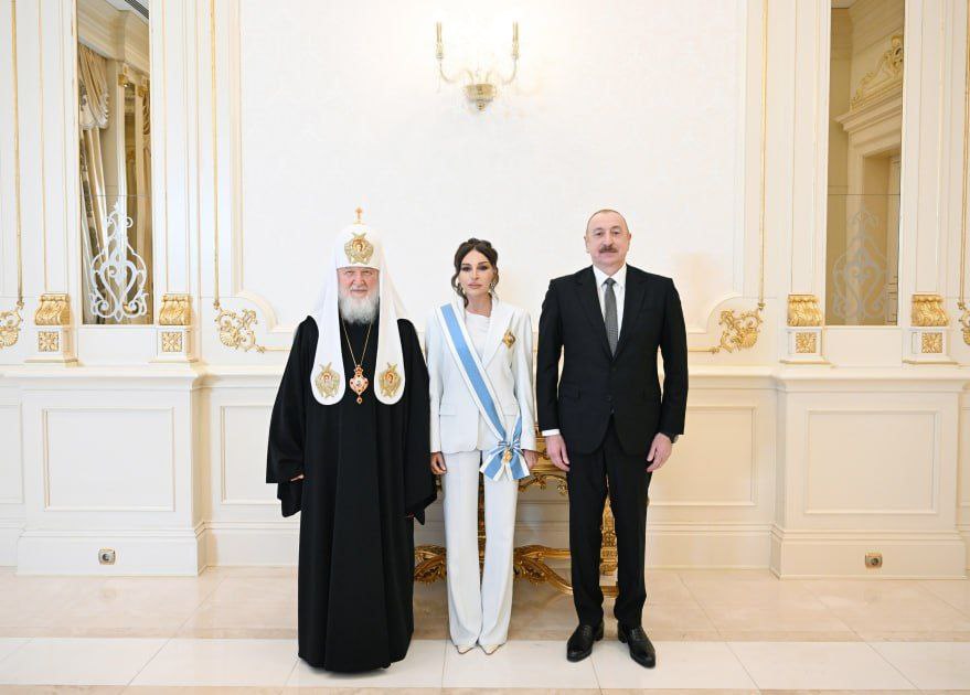 Президент Азербайджана Ильхам Алиев и первая леди Мехрибан Алиева встретились с Патриархом Московским и всея Руси Кириллом. После встречи Патриарх Московский и всея Руси Кирилл вручил первому вице-президенту Азербайджана, президенту Фонда Гейдара Алиева Мехрибан Алиевой орден Святой равноапостольной княгини Ольги I степени Русской Православной церкви. НАШИ РЕСУРСЫ: Telegram Tik-tok YouTube RUTUBE