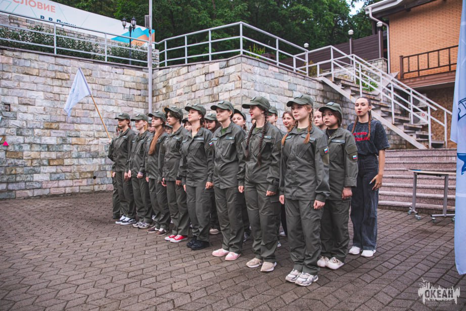 В «Океане» завершилась межрегиональная смена под руководством хабаровских инструкторов Центра «ВОИН» В смене «Время юных героев» от Центра «ВОИН» поучаствовали участие 300 детей из 15 регионов России. Участники смены прошли инженерную, огневую и тактическую подготовку, изучили организацию связи и управление беспилотными летательными аппаратами. Программа занятий сочетала практические умения с воспитанием гражданской ответственности. Обучение проводили 11 инструкторов хабаровского филиала Центра «ВОИН» и Федерации боевого снайпинга России. Вторая смена в рамках программы «Служить России» и при участии наставников центра «ВОИН» пройдет в ВДЦ «Океан» с 30 августа по 19 сентября. В ней примут участие 240 детей из 24 регионов страны. Напомним, филиалы Центра «ВОИН» работают в 21 регионе страны. Курирует создание и работу Центров «ВОИН полпред Президента РФ в ДФО Юрий Трутнев.