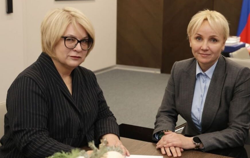Вечерний Хабаровск Анна Фёдорова возглавила департамент строительства и ЖКХ правительства ЕАО. Ранее занимавшая эту должность Ольга Комарова проработала всего навсего сто дней. И не сработалась с амбициозной и мстительной врио губернатора автономной области Машей Костюк... @
