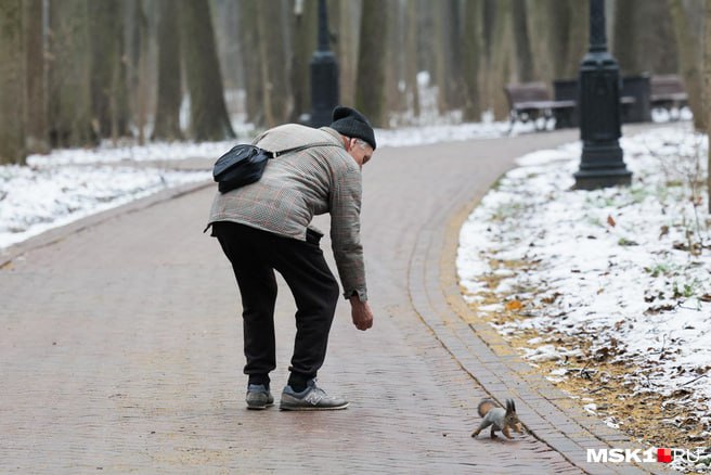 Омский пенсионер получил сообщение с Госуслуг о своей смерти В прокуратуру обратился 62 летний пенсионер из Омска Он рассказал что получил сообщение с Госуслуг о своей смерти Из за этого его банковские карты и учетную запись на сайте заблокировали Оказалось что данные пенсионера по ошибке внесли в медицинские документы когда скорая привезла в больницу неизвестного мужчину Информация об омиче также появилась в первичном медосвидетельствовании Прокуратура внесла представление медицинской организации и обратилась в суд чтобы юридически оспорить смерть пенсионера и изменить документы Суд удовлетворил требования омичу также выплатили компенсацию морального вреда в размере 40 тысяч рублей Будьте в курсе даже офлайн NGS55 в MAX
